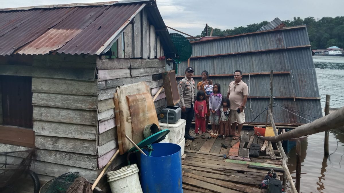 Rumah di Lingga Roboh Diterjang Puting Beliung | Foto : Zonamu/Ist