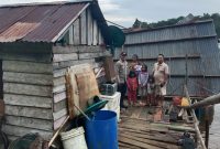 Rumah di Lingga Roboh Diterjang Puting Beliung | Foto : Zonamu/Ist
