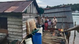 Rumah di Lingga Roboh Diterjang Puting Beliung | Foto : Zonamu/Ist