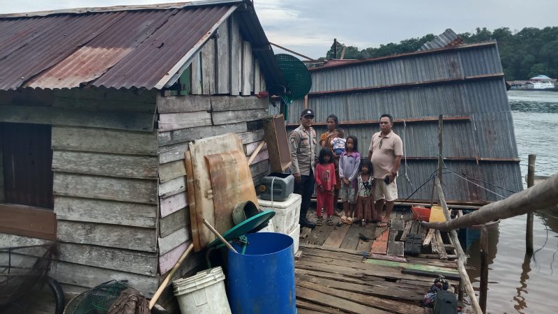 Rumah di Lingga Roboh Diterjang Puting Beliung | Foto : Zonamu/Ist