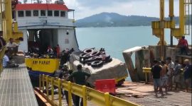 Truk Terperosok Hebohkan Kendaraan Masuk Kapal | Foto : Zonamu/Ist