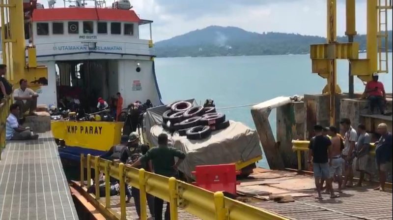 Truk Terperosok Hebohkan Kendaraan Masuk Kapal | Foto : Zonamu/Ist