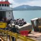 Truk Terperosok Hebohkan Kendaraan Masuk Kapal | Foto : Zonamu/Ist