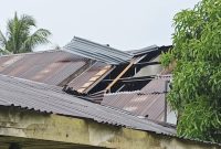 Kondisi rumah warga akibat hantaman angin puting beliung | Foto : Zonamu/Wandi
