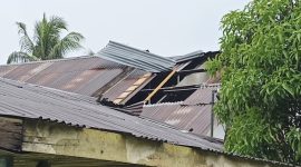 Kondisi rumah warga akibat hantaman angin puting beliung | Foto : Zonamu/Wandi