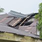 Kondisi rumah warga akibat hantaman angin puting beliung | Foto : Zonamu/Wandi