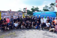 Karyawan Division Engineering & Operation Excellence PT Timah melaksanakan kegiatan gotong royong bersama Pemerintah Kabupaten Bangka dan masyarakat sekitar di kawasan Helipad Balai Karya | Foto: Zonamu/Humas PT Timah