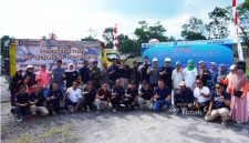 Karyawan Division Engineering & Operation Excellence PT Timah melaksanakan kegiatan gotong royong bersama Pemerintah Kabupaten Bangka dan masyarakat sekitar di kawasan Helipad Balai Karya | Foto: Zonamu/Humas PT Timah