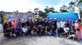 Karyawan Division Engineering & Operation Excellence PT Timah melaksanakan kegiatan gotong royong bersama Pemerintah Kabupaten Bangka dan masyarakat sekitar di kawasan Helipad Balai Karya | Foto: Zonamu/Humas PT Timah