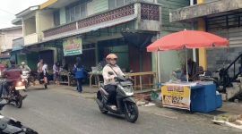 Potret Pedagang Liar di pasar tradisional Dabo Singkep | Foto : Zonamu/Paino
