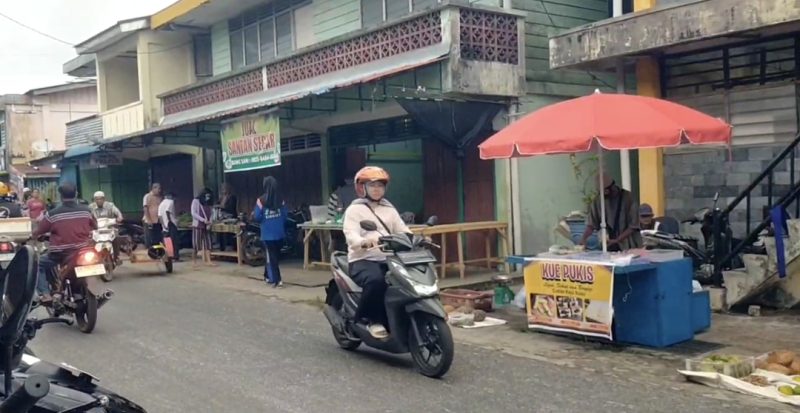 Potret Pedagang Liar di pasar tradisional Dabo Singkep | Foto : Zonamu/Paino
