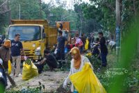 PT Timah menyerahkan bantuan sarana dan prasarana berupa perbaikan kontainer sampah kepada Pemerintah Kabupaten Bangka | Foto: Zonamu/Humas PT Timah