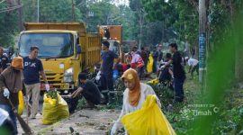PT Timah menyerahkan bantuan sarana dan prasarana berupa perbaikan kontainer sampah kepada Pemerintah Kabupaten Bangka | Foto: Zonamu/Humas PT Timah