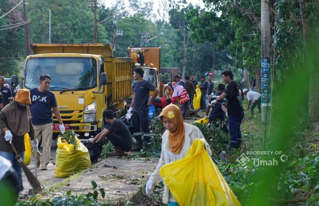 PT Timah menyerahkan bantuan sarana dan prasarana berupa perbaikan kontainer sampah kepada Pemerintah Kabupaten Bangka | Foto: Zonamu/Humas PT Timah