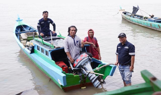 PT Timah melalui program Tanggung Jawab Sosial Lingkungan melaksanakan berbagai program pemberdayaan hingga bantuan untuk kelompok nelayan di wilayah operasional perusahaan | Foto: Zonamu/Humas PT Timah