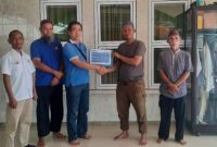 Perwakilan PT Timah menyerahkan bantuan untuk Masjid Al Muhajirin Nelayan 1 Sungailiat, Kabupaten Bangka | Foto: Zonamu/Humas PT Timah