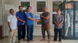 Perwakilan PT Timah menyerahkan bantuan untuk Masjid Al Muhajirin Nelayan 1 Sungailiat, Kabupaten Bangka | Foto: Zonamu/Humas PT Timah