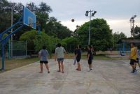Puluhan remaja berlatih basket dengan nyaman di lapangan PT Timah kawasan Perumahan Division Processing and Refinery, Kabupaten Bangka Barat | Foto: Zonamu/Humas PT Timah