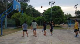 Puluhan remaja berlatih basket dengan nyaman di lapangan PT Timah kawasan Perumahan Division Processing and Refinery, Kabupaten Bangka Barat | Foto: Zonamu/Humas PT Timah