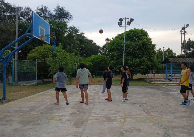 Puluhan remaja berlatih basket dengan nyaman di lapangan PT Timah kawasan Perumahan Division Processing and Refinery, Kabupaten Bangka Barat | Foto: Zonamu/Humas PT Timah