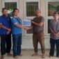 Perwakilan PT Timah menyerahkan bantuan untuk Masjid Al Muhajirin Nelayan 1 Sungailiat, Kabupaten Bangka | Foto: Zonamu/Humas PT Timah