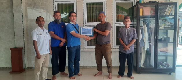 Perwakilan PT Timah menyerahkan bantuan untuk Masjid Al Muhajirin Nelayan 1 Sungailiat, Kabupaten Bangka | Foto: Zonamu/Humas PT Timah