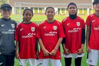 Nurmalisa (paling tengah) asal Kabupaten Lingga, Provinsi Kepulauan Riau, berhasil lulus masuk Timnas U-16 Sepakbola Putri, usai mengikuti seleksi dari PSSI | Foto : Zonamu/Ist