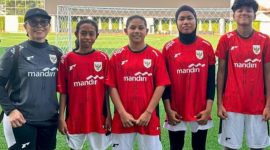 Nurmalisa (paling tengah) asal Kabupaten Lingga, Provinsi Kepulauan Riau, berhasil lulus masuk Timnas U-16 Sepakbola Putri, usai mengikuti seleksi dari PSSI | Foto : Zonamu/Ist