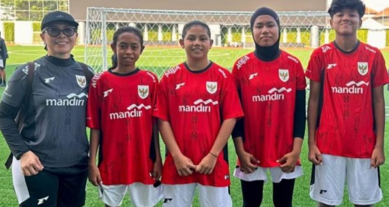 Nurmalisa (paling tengah) asal Kabupaten Lingga, Provinsi Kepulauan Riau, berhasil lulus masuk Timnas U-16 Sepakbola Putri, usai mengikuti seleksi dari PSSI | Foto : Zonamu/Ist