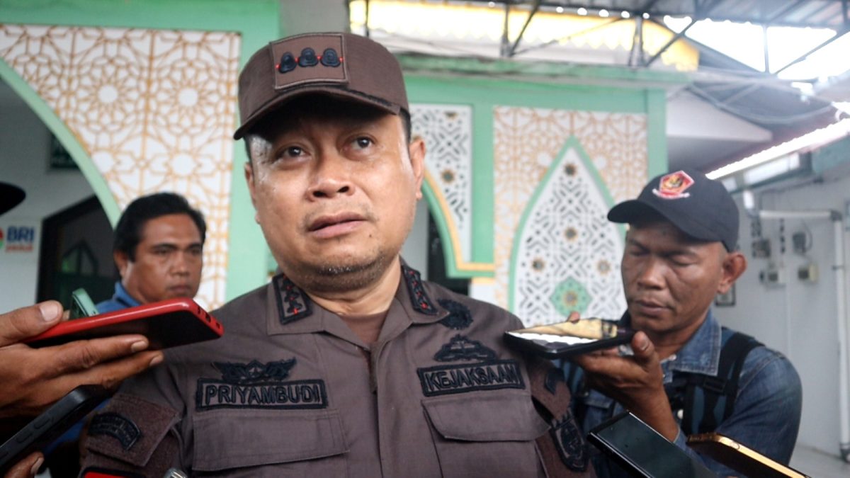 Kepala Kejaksaan Negeri Karimun, Priyambudi saat diwawancarai awak media usai pemusnahan barang bukti, Rabu (2/7/2025) | Foto: Ami