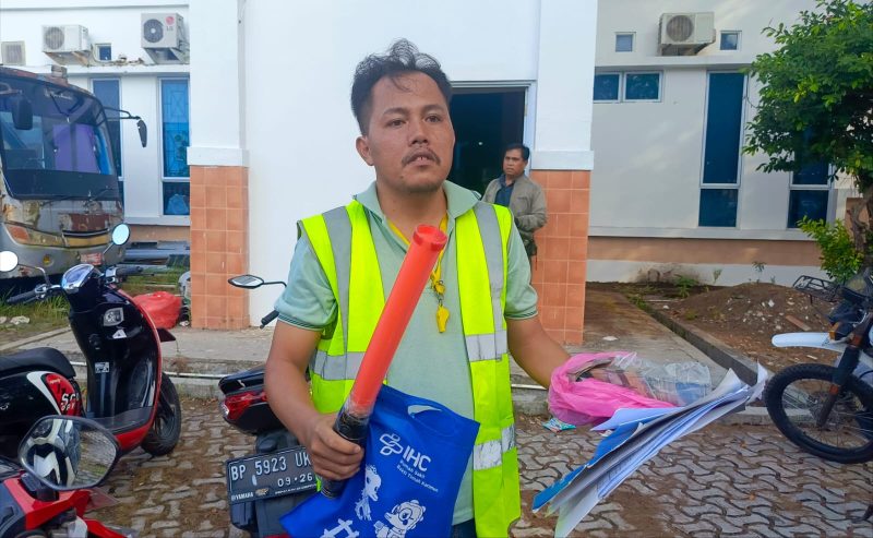 Drahmendra Situmorang, Juru Parkir Kedai Kopi Lawet ketika mendatangi Kantor Dinas Perhubungan Kabupaten Karimun pada, Senin (21/7/2025) | Foto: Rian