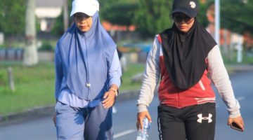 Warga Dabo Singkep saat melaksanakan aktifitas joging sore hari | Foto : Zonamu/Imam