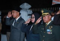 Wakil Bupati Lingga saat mengikuti Renungan suci di TMP Dabo Singkep.| Foto : Zonamu/Arnel