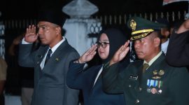 Wakil Bupati Lingga saat mengikuti Renungan suci di TMP Dabo Singkep.| Foto : Zonamu/Arnel