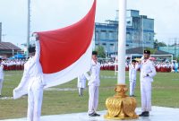 Pengibaran Bendera Merah Putih di Kecamatan Singkep | Foto : Zonamu/Arnel