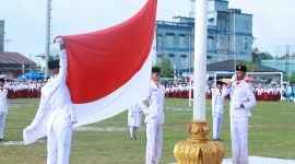 Pengibaran Bendera Merah Putih di Kecamatan Singkep | Foto : Zonamu/Arnel