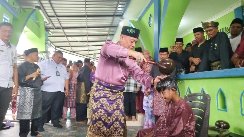 Bupati Lingga Melaksanakan Ritual Mandi Safar | Foto : Zonamu/Diskominfo Lingga