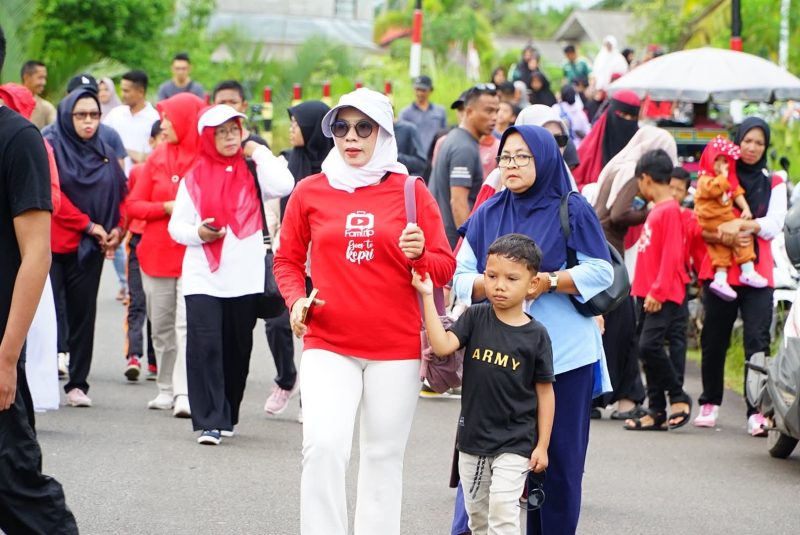 Ratusan Warga Daik Sepincan Meriahkan Jalan Sehat HUT RI ke-80 | Foto : Zonamu/Diskominfo Lingga