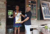 LMG Tebar Puluhan Paket Sembako untuk Lansia dan Warga Kurang Mampu di Singkep | Foto : Zonamu/Wandi