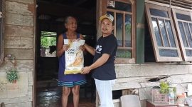 LMG Tebar Puluhan Paket Sembako untuk Lansia dan Warga Kurang Mampu di Singkep | Foto : Zonamu/Wandi