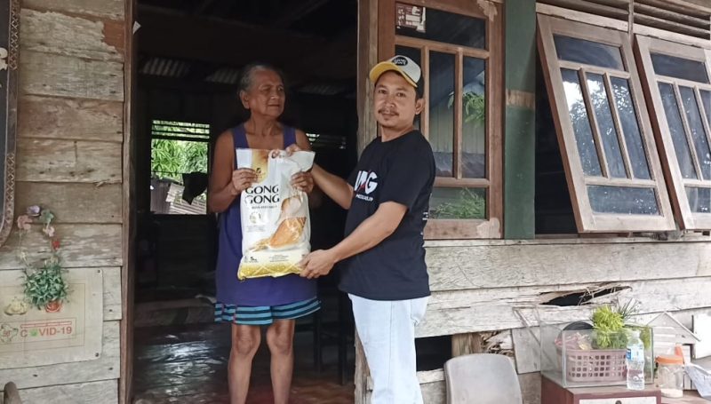 LMG Tebar Puluhan Paket Sembako untuk Lansia dan Warga Kurang Mampu di Singkep | Foto : Zonamu/Wandi