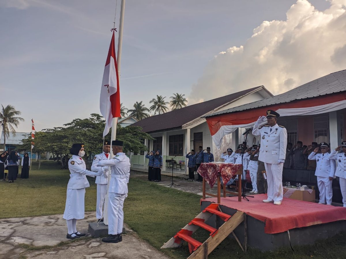 Pengibaran Bendera Merah Putih di Katang Bidare | Foto : Zonamu/Aswin