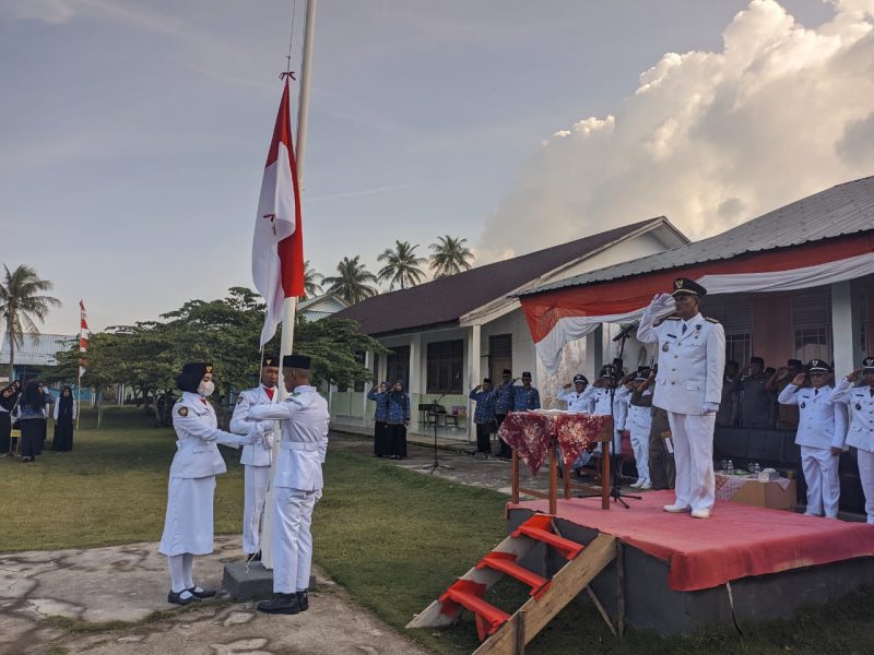 Pengibaran Bendera Merah Putih di Katang Bidare | Foto : Zonamu/Aswin