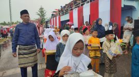 Peserta Pawai Pembangunan di Dabo Singkep Tetap Antusiaa Meski Hujan | Foto : Zonamu/Imam