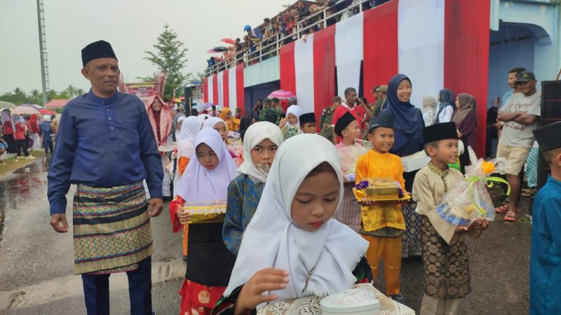 Peserta Pawai Pembangunan di Dabo Singkep Tetap Antusiaa Meski Hujan | Foto : Zonamu/Imam