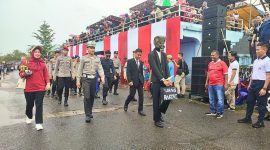 Peserta Pawai Pembangunan tetap antusias meski hujan lebat | Foto : Zonamu/Imam