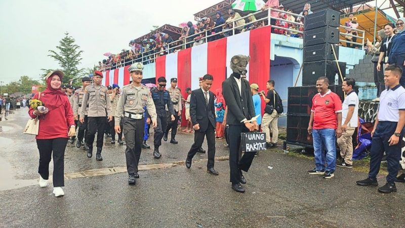 Peserta Pawai Pembangunan tetap antusias meski hujan lebat | Foto : Zonamu/Imam