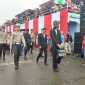 Peserta Pawai Pembangunan tetap antusias meski hujan lebat | Foto : Zonamu/Imam