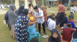 Sekcam Katang Bidare saat melakukan prosesi mandi safar | Foto : Zonamu/Aswin