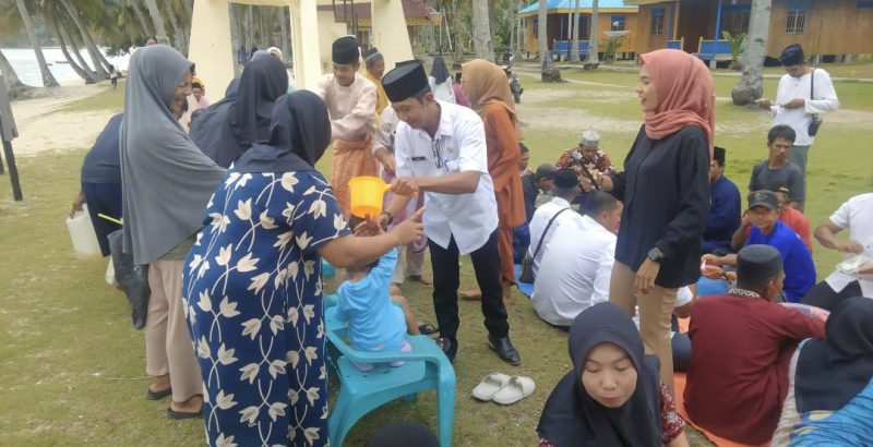 Sekcam Katang Bidare saat melakukan prosesi mandi safar | Foto : Zonamu/Aswin